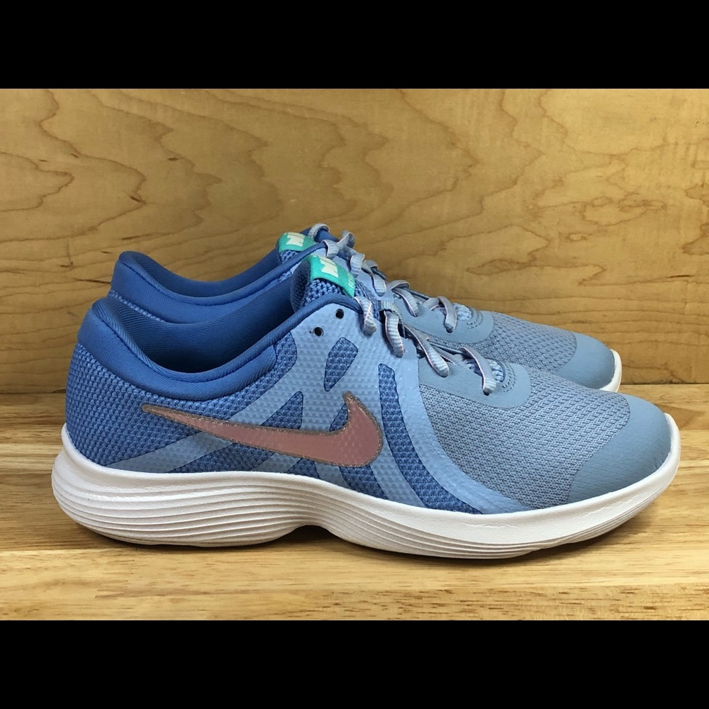 NEW Nike Revolution 4
